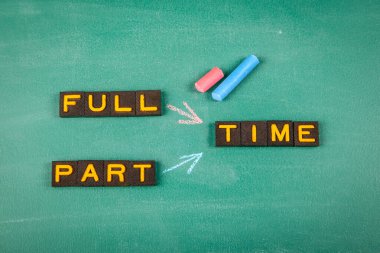 Tam zamanlı ve yarı zamanlı konsept. Yeşil karatahta arka planında eski harf kiremitleri.