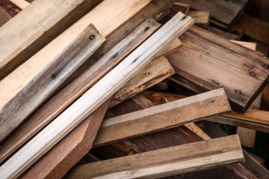 Kereste kalıntıları, ahşap atıklar ve kullanılmış yapı malzemeleri..