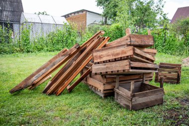 Eski ahşap çerçeveler, ahşap kutular, inşaat artıkları..