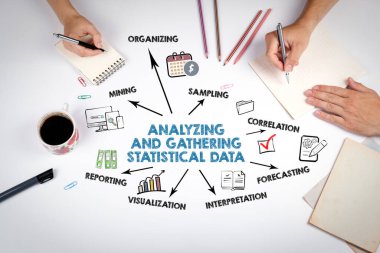 İstatistiksel veri kavramı analiz ediliyor ve toplanıyor. Beyaz ofis masasındaki toplantı..