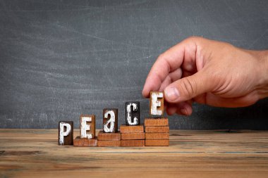 Huzur. Tahta harfler, basamaklarda alfabe blokları. Geliştirme ve büyüme kavramı.