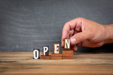 Açın. Tahta harfler, basamaklarda alfabe blokları. Geliştirme ve büyüme kavramı.