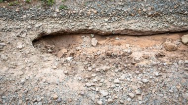 Kapalı yolların kapatılması, altyapının bozulması.