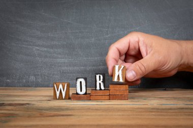 Çalış. Tahta harfler, basamaklarda alfabe blokları. Geliştirme ve büyüme kavramı.