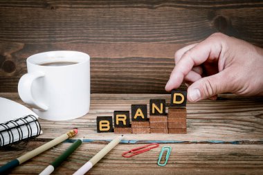 Marka. Tahta basamaklardaki eski harf döşemeleri, geliştirme konsepti.