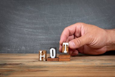 Ateşli. Tahta harfler, basamaklarda alfabe blokları. Geliştirme ve büyüme kavramı.