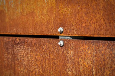 Paslı metal paneller vida, doku ve arka planla sürgülendi.