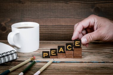 Huzur. Tahta basamaklardaki eski harf döşemeleri, geliştirme konsepti.