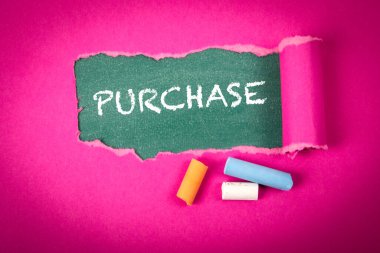 Satın almak. Yeşil karatahta yırtık mor kağıt altında metin.