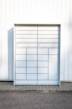 Paketleri almak ve göndermek için beyaz paket dolabı.