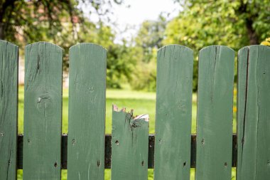 Ahşap çitteki kırık ve hasarsız tahtalar, soyut hasar ve başarısızlık kavramı.