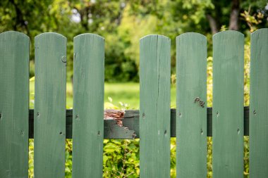 Ahşap ve kırık çitlerde kayıp tahta..