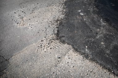 Asfalt kaldırımın tamiri. Yeni ve eski yol yüzeyi.
