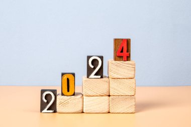 2024 gözden geçir. Tahta bloklar ve alfabe. Geliştirme kavramı.