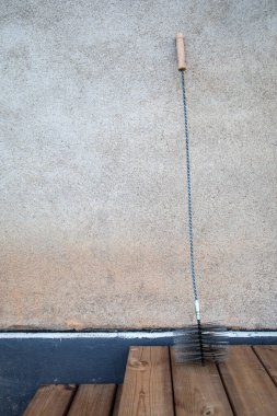 Şömine ve ısıtıcıları temizlemek için metal tel fırça. Baca temizleyicileri..