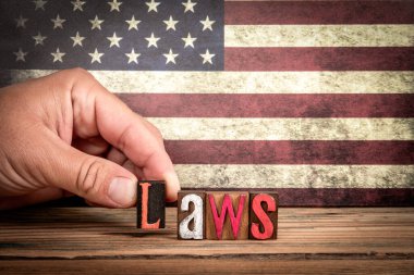 Kanunlar. Tahta dokuma masasında alfabenin renkli harfleri.