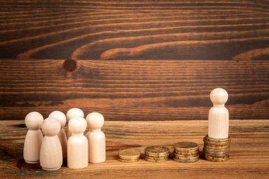 Yatırımlar, kârlar ve emeklilik fonları. Tahta figürler ve değişimler.