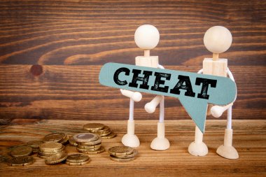 Hile Konsepti. Yazılı yeşil konuşma balonu ve tahta arka planda iki minyatür insan figürü..