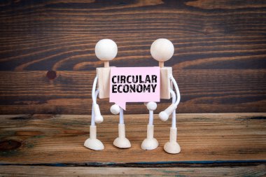 Dairesel Ekonomi. İnsan figürlerinin elinde metni olan konuşma balonu.