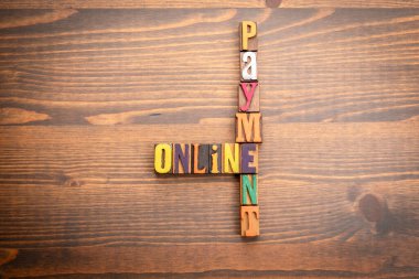 Çevrimiçi ödeme. Alfabedeki harflerden kelimeler. Tahta küplü çapraz bulmaca.