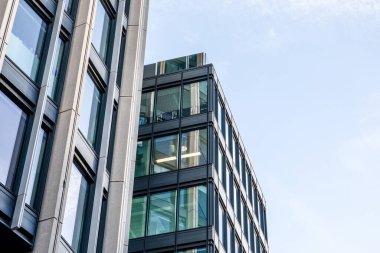 Pencereli çok katlı ofis binası, iş ortamı.