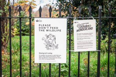 Londra, İngiltere - 17 Kasım 2024: Hyde Park, 21 Kasım 2024 'ten 5 Ocak 2025 tarihine kadar süren Kış Harikalar Diyarı posteri ve vahşi yaşamı beslemeye karşı uyarı.