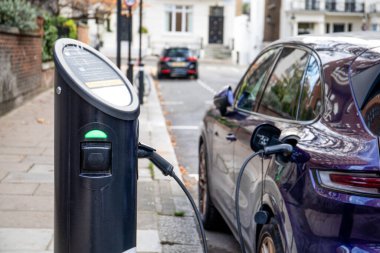 Sokakta elektrikli araba şarj etmek, daha yeşil enerji aracı.