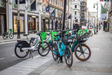 Londra, İngiltere - 17 Kasım 2024: Londra sokaklarında limon ve orman elektrikli bisikletleri kiraya verildi.