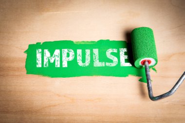 İtici güç. Metin, yeşil boya ve ahşap arka planda boya silindiri..