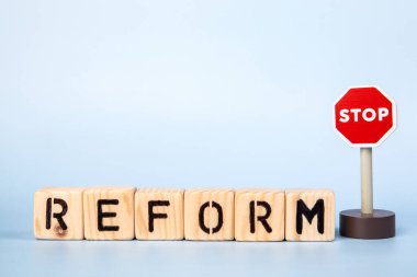 Reformu durdurun. Hafif arkaplandaki tahta alfabe bloklarından sözcük.