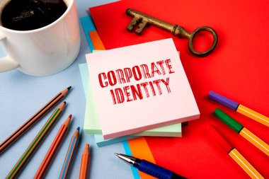 Şirket Kimliği. Not defteri, kahve fincanı ve ofis masasında altın anahtar..