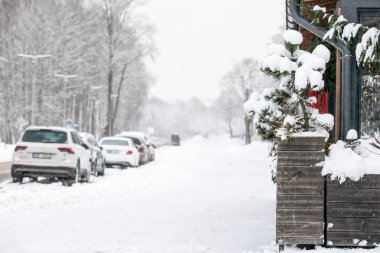 Karla kaplı yol, karlı ve köşeli mavi arabalar, kış zamanı..