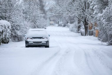 Karla kaplı yol ve araba karla kaplı, yol açılmadan önce kışın yol koşulları.