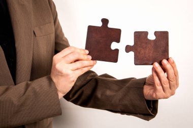 Strateji ve takım çalışması. Ahşap yapboz parçalarıyla iş kadını.