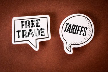 Gümrük ve Serbest Ticaret. Kahverengi arka planda iki konuşma balonu.