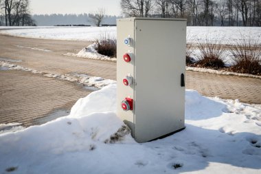 Kış manzarasında çoklu bujili endüstriyel elektrik dağıtım kutusu..
