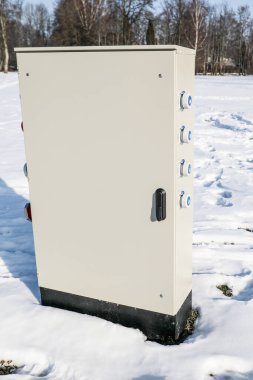 Karlı Kış Manzarasında Açık Hava Elektrik Dağıtım Kutusu.