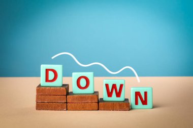 Eğil! Tahta bloklardaki alfabe blokları. Hafif arkaplan.