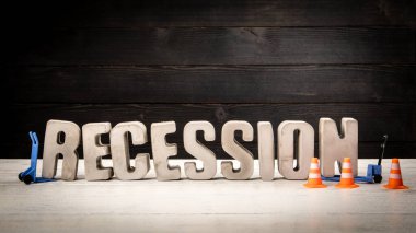 Masada Trafik Konileri ve Forklift Oyuncağı ile RECESSION Metni.