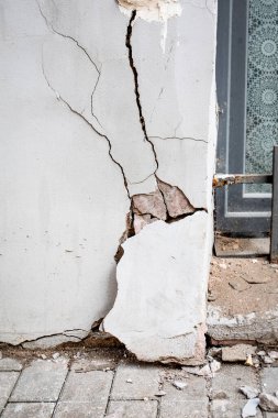 Kayıp Pencerenin Yanındaki Duvar 'da çatlak var. Acil durum oluşturuluyor.