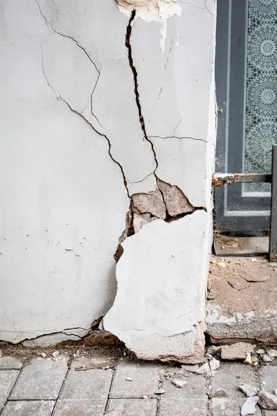 Kayıp Pencerenin Yanındaki Duvar 'da çatlak var. Acil durum oluşturuluyor.