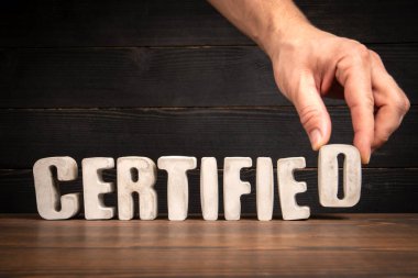 Tahta Masa Üzerine Elle Yerleştirilmiş Metin.