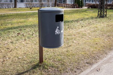 Park 'ta Simgeyle Köpek Atıkları İçin Çöp Kutusu.