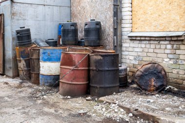 Kimyasal Sızıntılı Endüstriyel Atık Bölgesinde Paslı Variller ve Konteynırlar..