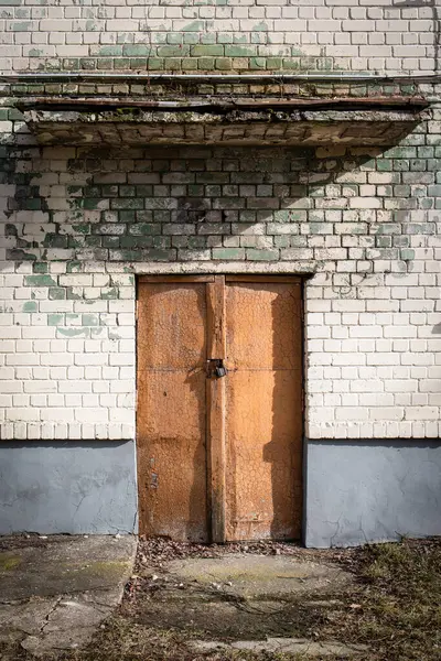 Kırık Boyalı ve Yıpranmış Duvarlı Kırsal Kapı..