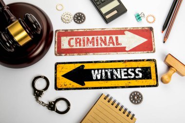 Suçlu ve Tanık. Metinli kırmızı ve sarı yönlü ok.