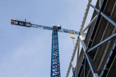 Crane ve Metal Yapısı İnşaat Altında İnşaat Alanı.