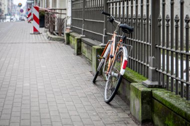 Terk Edilmiş Bisiklet Paved Kaldırımında Çitlere Yaslanıyor.
