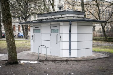 Temiz Dış ve Şehir Parkı Ayarlı Modern Umumi Tuvalet.