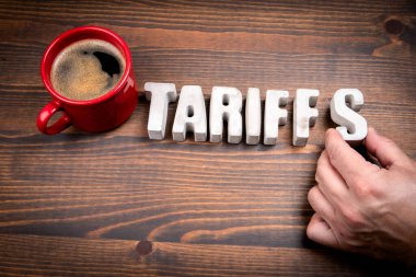 Tarifeler. Somut alfabe harfleri ve koyu ahşap arkaplanda kahve fincanı..